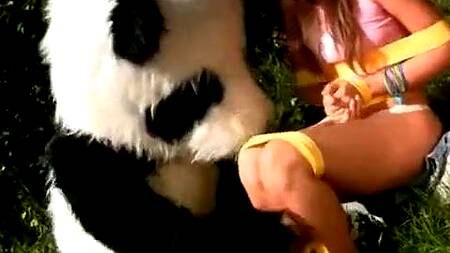Русскую телку в лесу трахает парень в костюме панды