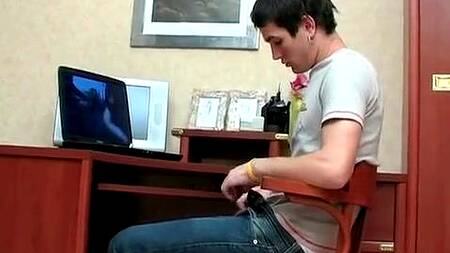 Пацан хотел подрочить на работе, но трахнул опытную сотрудницу