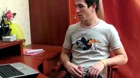 Пацан хотел подрочить на работе, но трахнул опытную сотрудницу