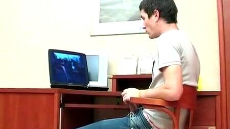 Пацан хотел подрочить на работе, но трахнул опытную сотрудницу