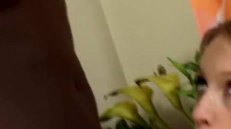 Негр забавляется с белой крошкой