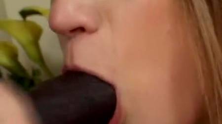 Негр забавляется с белой крошкой