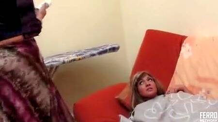 Мамка застает дочку за дрочкой и учит её получать удовольствие