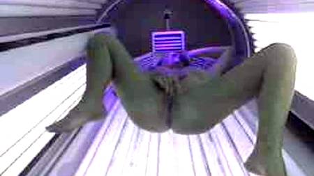 Телка мастурбирует в солярии