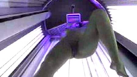 Телка мастурбирует в солярии