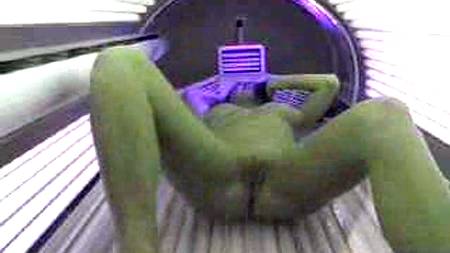 Телка мастурбирует в солярии