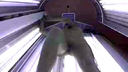 Телка мастурбирует в солярии