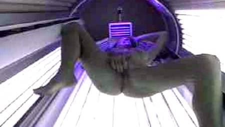 Телка мастурбирует в солярии