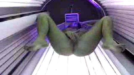 Телка мастурбирует в солярии