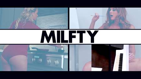 Сисястая зрелая блондинка возбудила молодого самца на жаркий секс