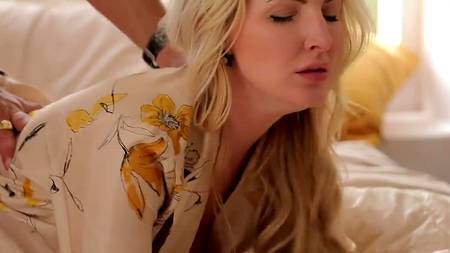 Красивый любовник наведался в спальню к шикарной зрелой девушке