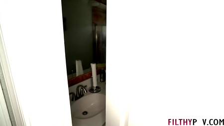 Незабываемый секс в ванной с грудастой брюнеткой от первого лица