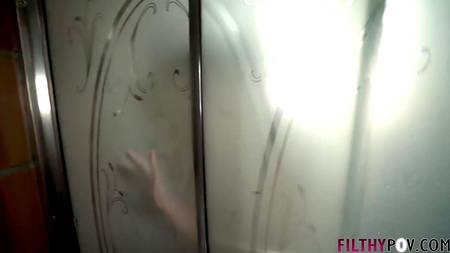 Незабываемый секс в ванной с грудастой брюнеткой от первого лица