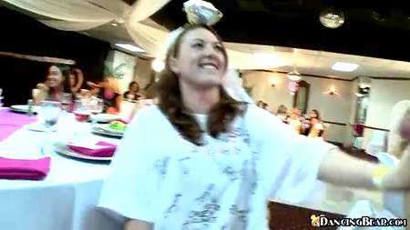 Стриптизер дает отсосать девкам