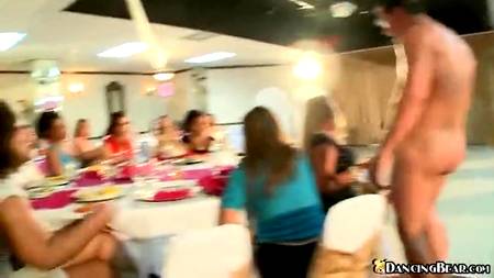 Стриптизер дает отсосать девкам