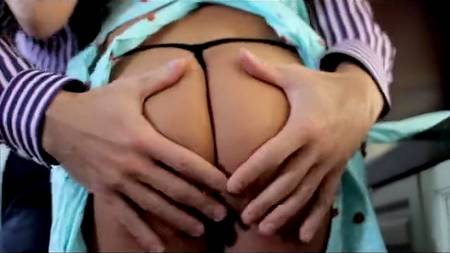 Жена дает мужу на завтрак