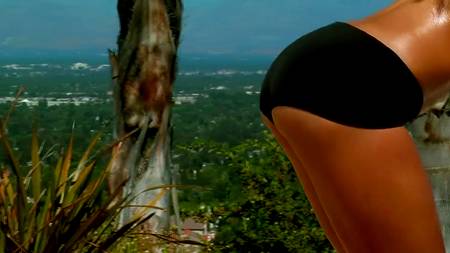 Размазывает сперму по лобку и облизывает пальцы