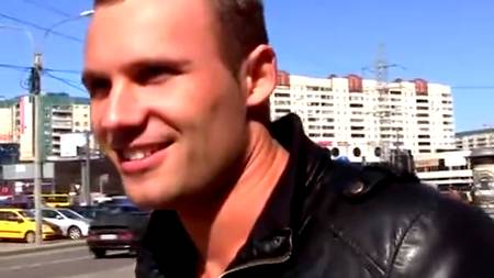 Девка за деньги дает в общественном сортире