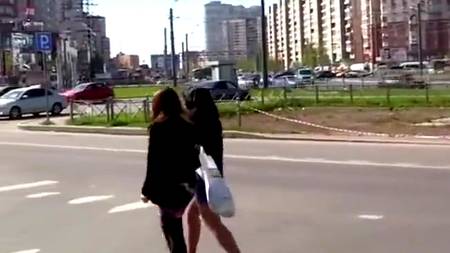 Девка за деньги дает в общественном сортире