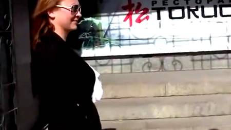 Девка за деньги дает в общественном сортире