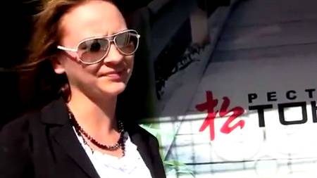 Девка за деньги дает в общественном сортире