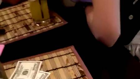 Девка за деньги дает в общественном сортире