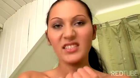 Трахает телку в порванных колготках