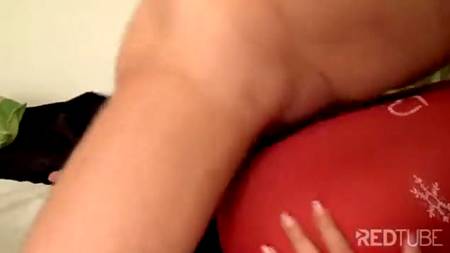 Трахает телку в порванных колготках