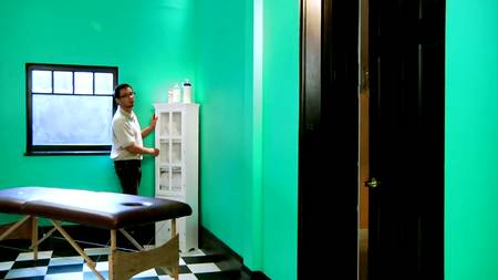 Развратная клиентка в массажном кабинете