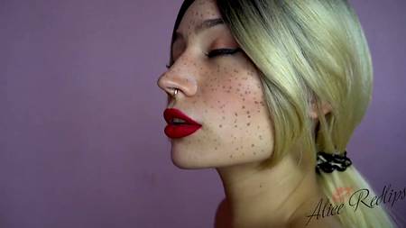 Красивая блондинка доставляет бойфренду оральное удовольствие