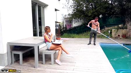 Накаченные парни пустили по кругу няшную сучку с узкой попкой