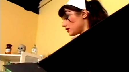 Медсестричку прут в два ствола