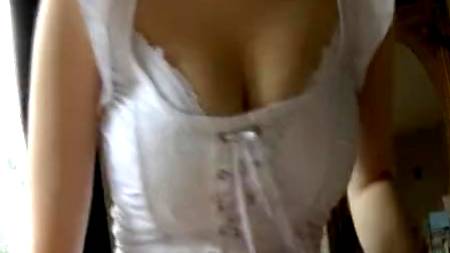 Спустил подруге на сиськи