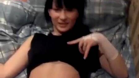 Студентка в черном платье снимает домашку с парнем