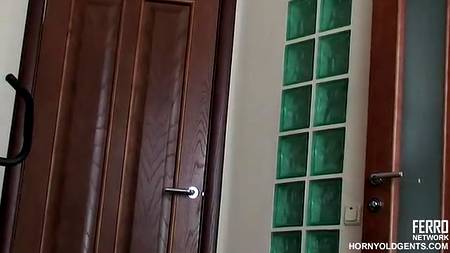 Дядя соблазнил свою хорошенькую племянницу