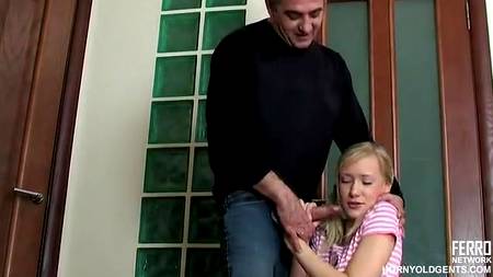 Дядя соблазнил свою хорошенькую племянницу