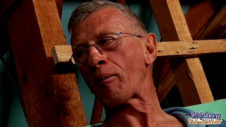 Старый мужик соблазнил и трахнул молодую сучку с натуральной грудью