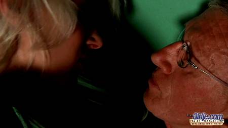 Старый мужик соблазнил и трахнул молодую сучку с натуральной грудью