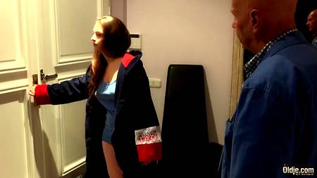 Молодая краля запрыгнула на толстый болт престарелого любовника