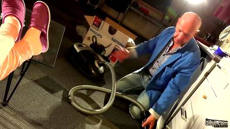 Молодая краля запрыгнула на толстый болт престарелого любовника