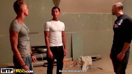 Русская телочка решилась на жаркий групповой секс с тремя парнями