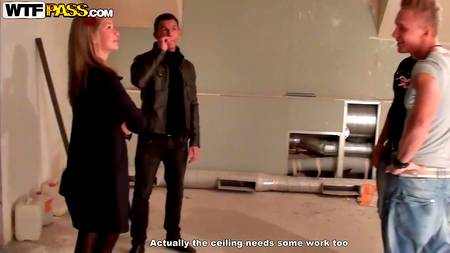 Русская телочка решилась на жаркий групповой секс с тремя парнями