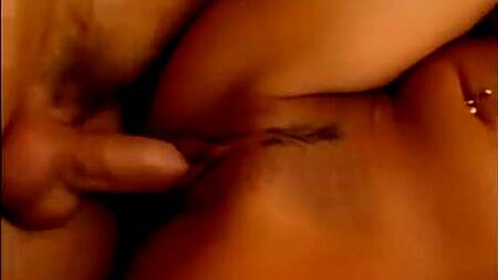 Загорелая телка давится членом перед грубым сексом