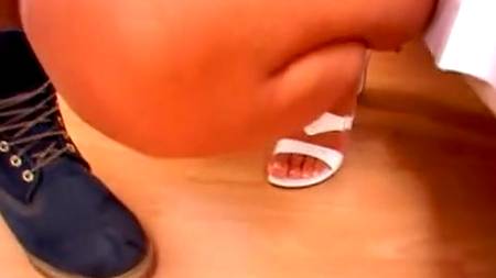 Негры вертят девку, как хотят