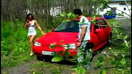 Проститутка сосет клиенту