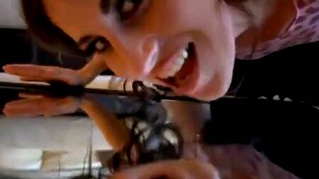 Зрелый мужик агрессивно трахает послушную красотку