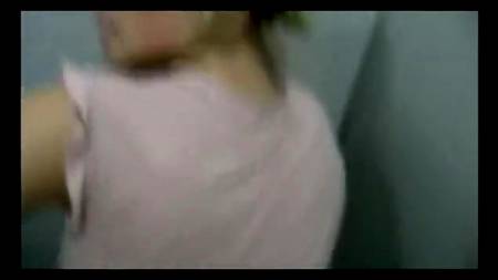 Отсос и трах в сортире