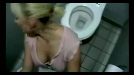 Отсос и трах в сортире