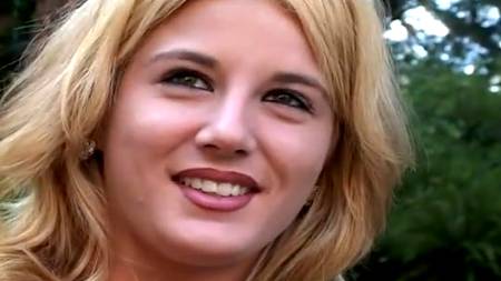 Любительница сразу в попку