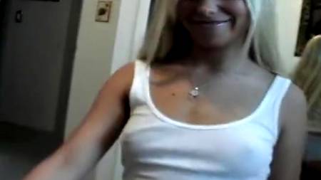 Блондинка сладко отсосала